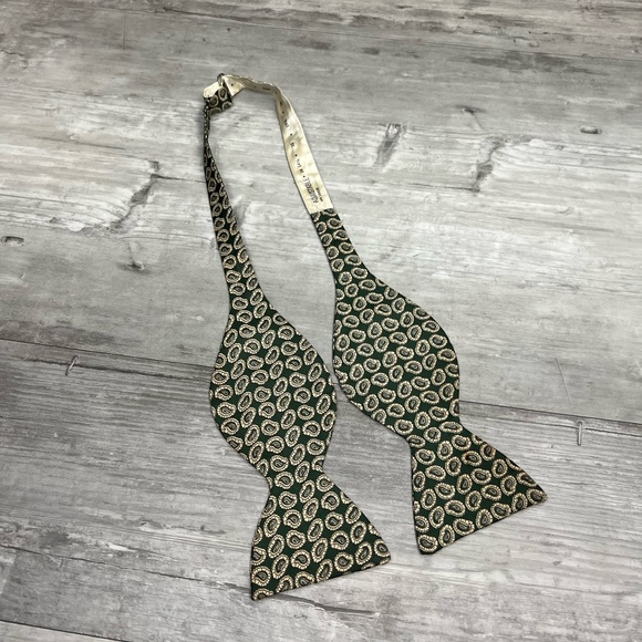 VTG 1970’s Olive Green w/ Ivory Paisley Butterfly Bowtie - Picture 1 of 4